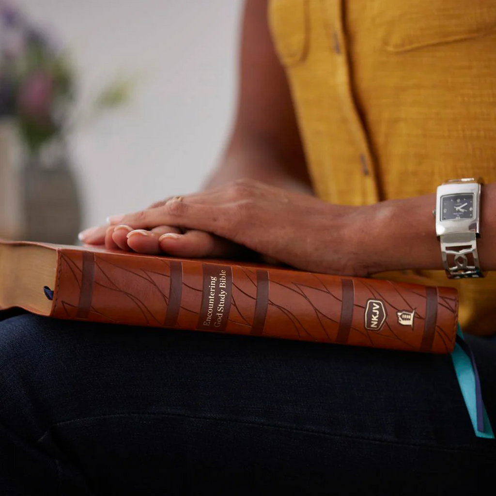 Encountering God Study Bible: Insights from Blackaby Ministries on Living Our Faith (Leathersoft)