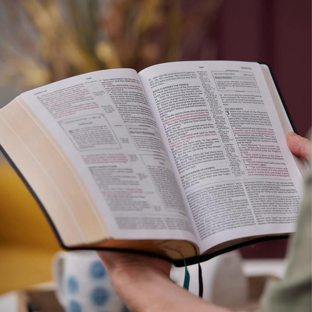 Encountering God Study Bible: Insights from Blackaby Ministries on Living Our Faith (Hardcover)